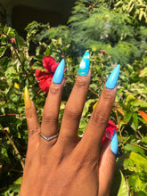 Load image into Gallery viewer, Caribbean Seas Classic Press On Nails
